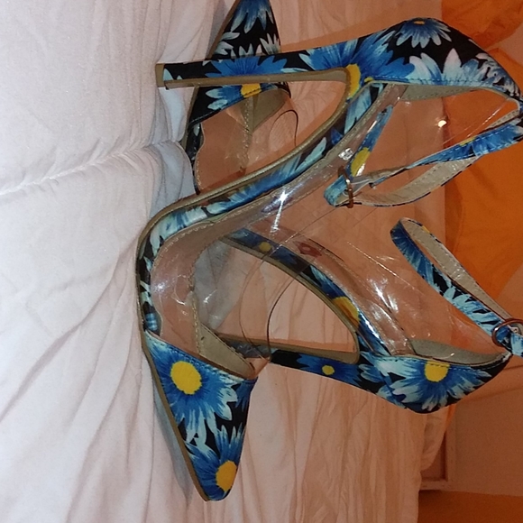 Shoes - Picture 5 of 6